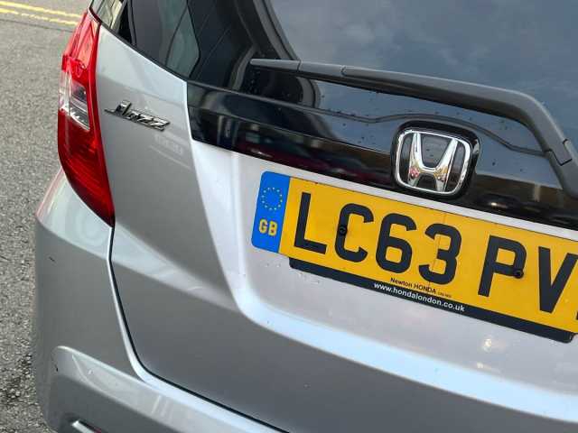 Honda Jazz Es + I-Vtec Cvt 